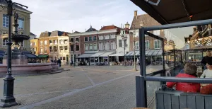 Zo mooi is vestingstad Gorinchem: vol toppers die je wil zien Even wat drinken op een terrasje op de Markt. Foto: DagjeWeg.NL © Tonny van Oosten