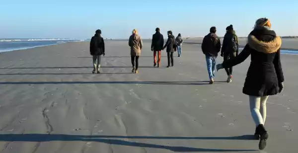 Uitwaaien en wandelen op kilometerslange stranden Vind rust aan de kust. Doe een dagje strand en geniet van Nederlandse duinen en zandstranden, zoals de brede stranden van Schiermonnikoog. Foto: Ellen Smid via  Pixabay 