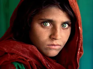 Steve McCurry. Pakistan, 1984. A thirteen-year-old girl from Afghanistan. Uit de Fototentoonstelling: The Family of Migrants.