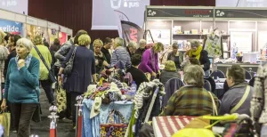 Tips voor een dagje uit dit weekend! Scoor de mooiste wol, de beste haaknaalden en leer alles over kantklossen. Foto: Evenementenbureau Second Events.