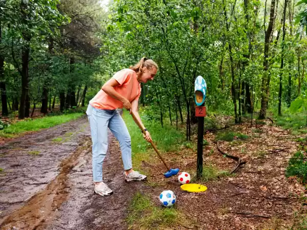 Liever Buiten Boeren Bosgolf In hoeveel slagen krijg jij de bal erin? Foto: Liever Buiten ©