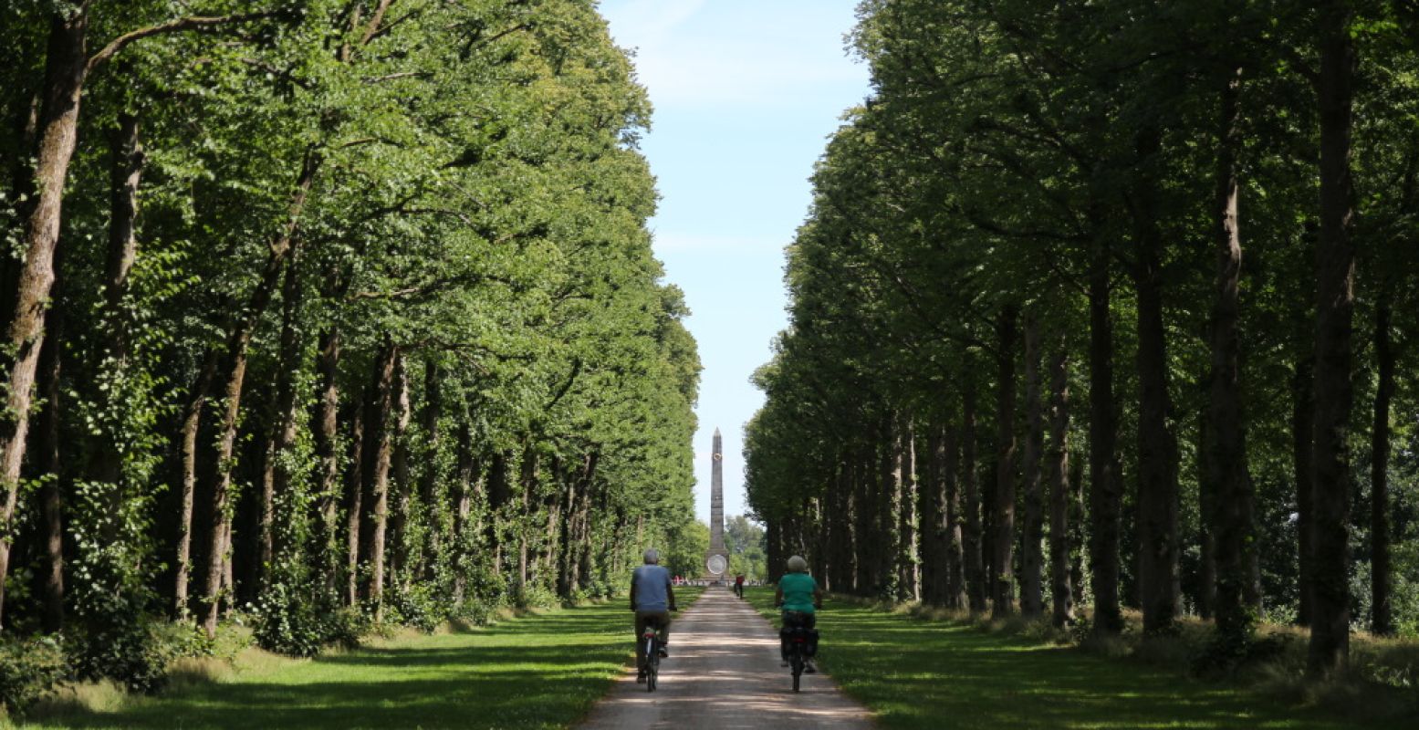Volg het fietspad tegenover het paleis, richting De Naald van Waterloo, naar Baarn. Foto: DagjeWeg.NL, Coby Boschma.