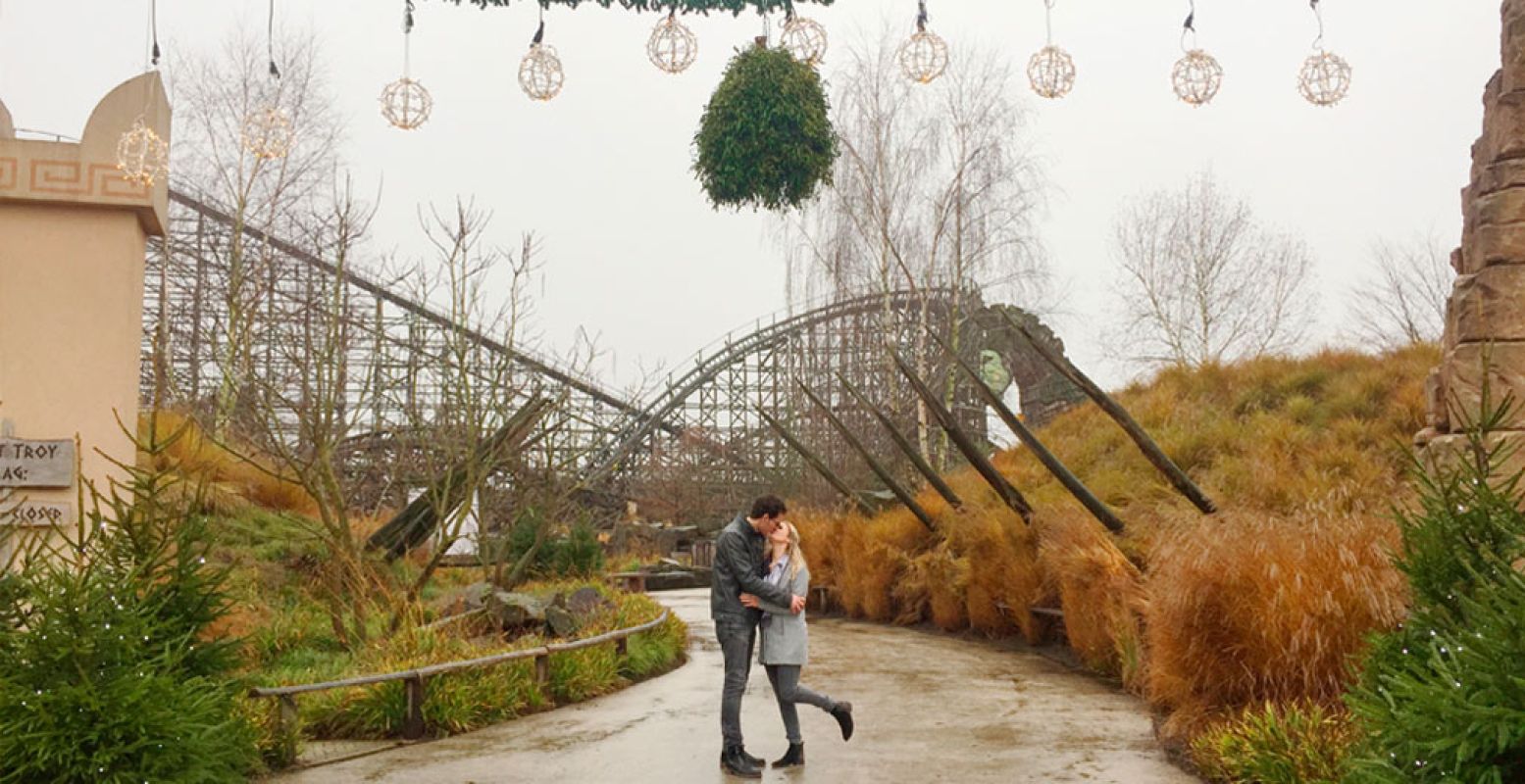 Kussen onder maretak in Toverland. Foto: Toverland