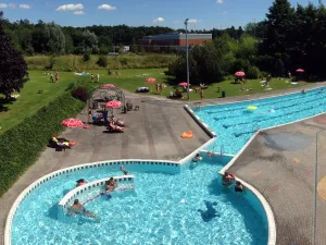 Zwemmen in het buitenbad. Foto: De Bonte Wever