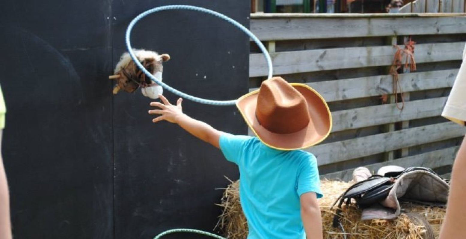 Hoefwerpen als een cowboy. Foto: Familiepark Nienoord