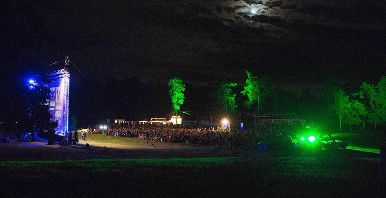 Foto: Het Openlucht Filmfestival op de Bosweide in Park Berg en Bos © Accres.