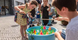 Wat kun je doen dit weekend? Kom allerlei spelletjes doen, workshops volgen en optredens bijwonen tijdens het Kènjerfest! Foto: Rockateer