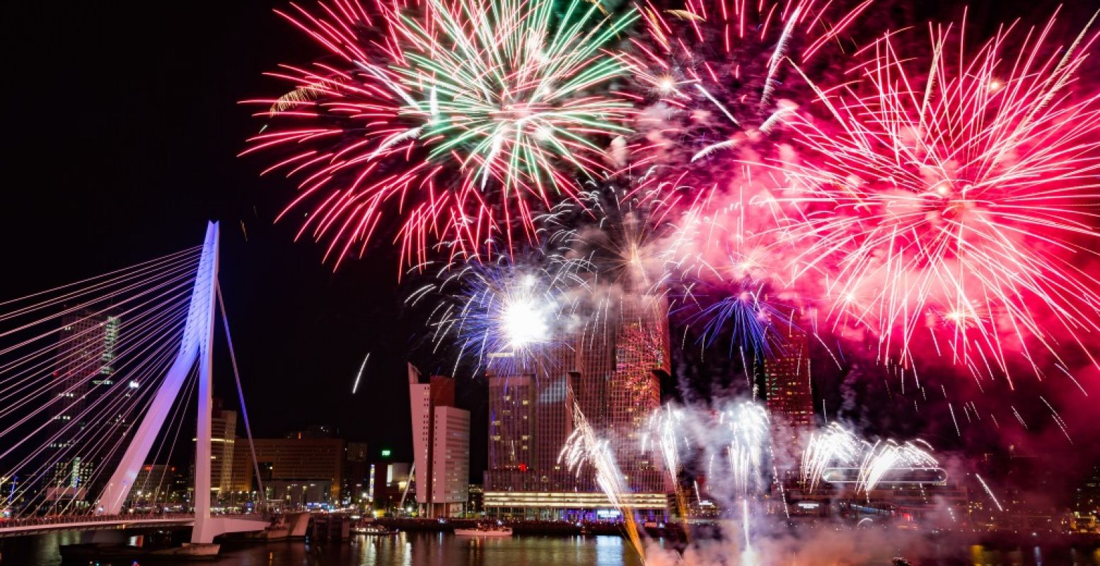 Op zaterdagavond is er een avondshow bij de Erasmusbrug met zang, dans en vuurwerk. Foto: Wereldhavendagen © Anne Reitsma Fotografie