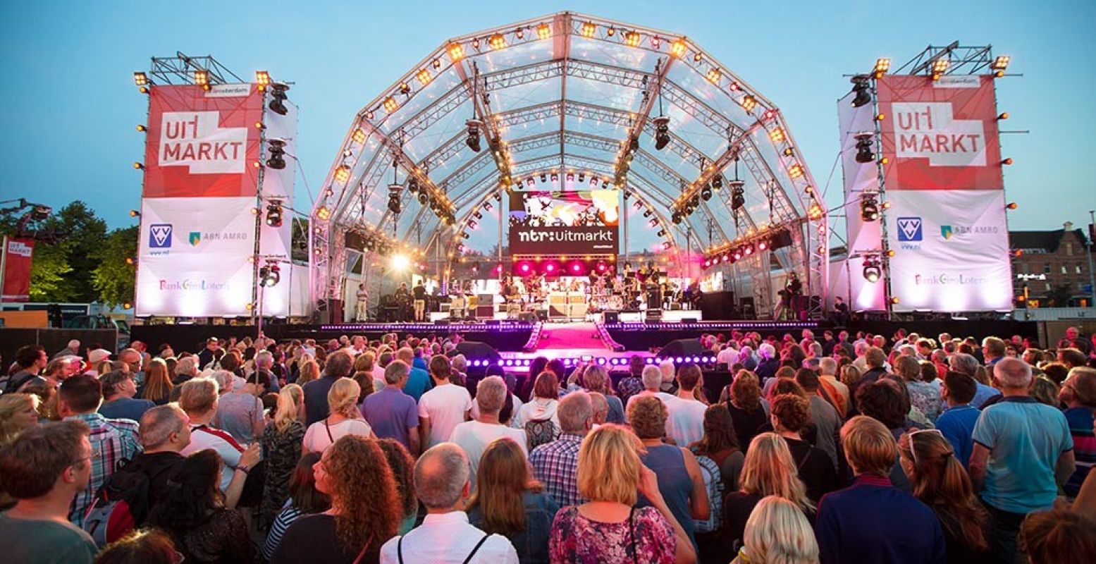 Foto van de Uitmarkt in 2016, nog op het Museumplein in Amsterdam. Foto: Uitmarkt © Bas Uterwijk.