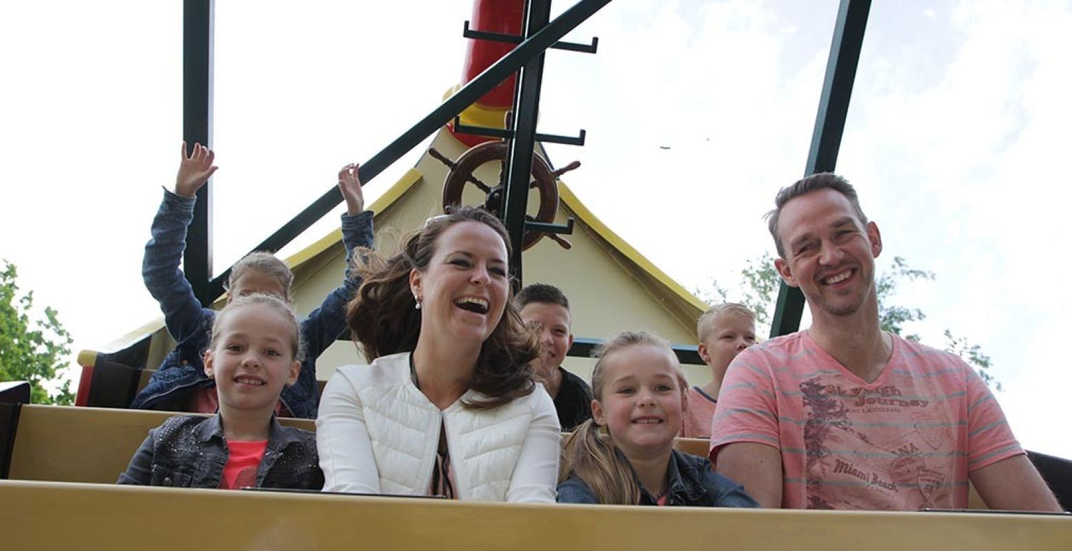 Met z'n allen in de achtbaan was een populaire keuze voor een dagje uit op Hemelvaartsdag. Foto: Attractiepark Drouwenerzand