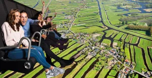 Slecht weer? Dit zijn leuke indoor uitjes! Vliegen over Nederland bij THIS IS HOLLAND. Foto: THIS IS HOLLAND