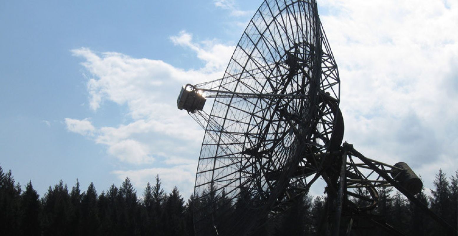 De radiotelescoop in Dwingeloo. Foto:  https://www.flickr.com/photos/rmdobservations/8073803686 ,  CC BY 2.0 