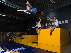 Trotseer de Big Airbag met een meesterlijke duik. Foto: Jumpsquare Nieuwegein.