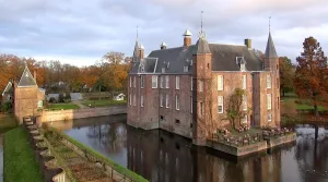 Muizenjacht op Slot Zuylen, bij Utrecht Slot Zuylen. Foto: Trudelies de GraafFoto geüpload door gebruiker.