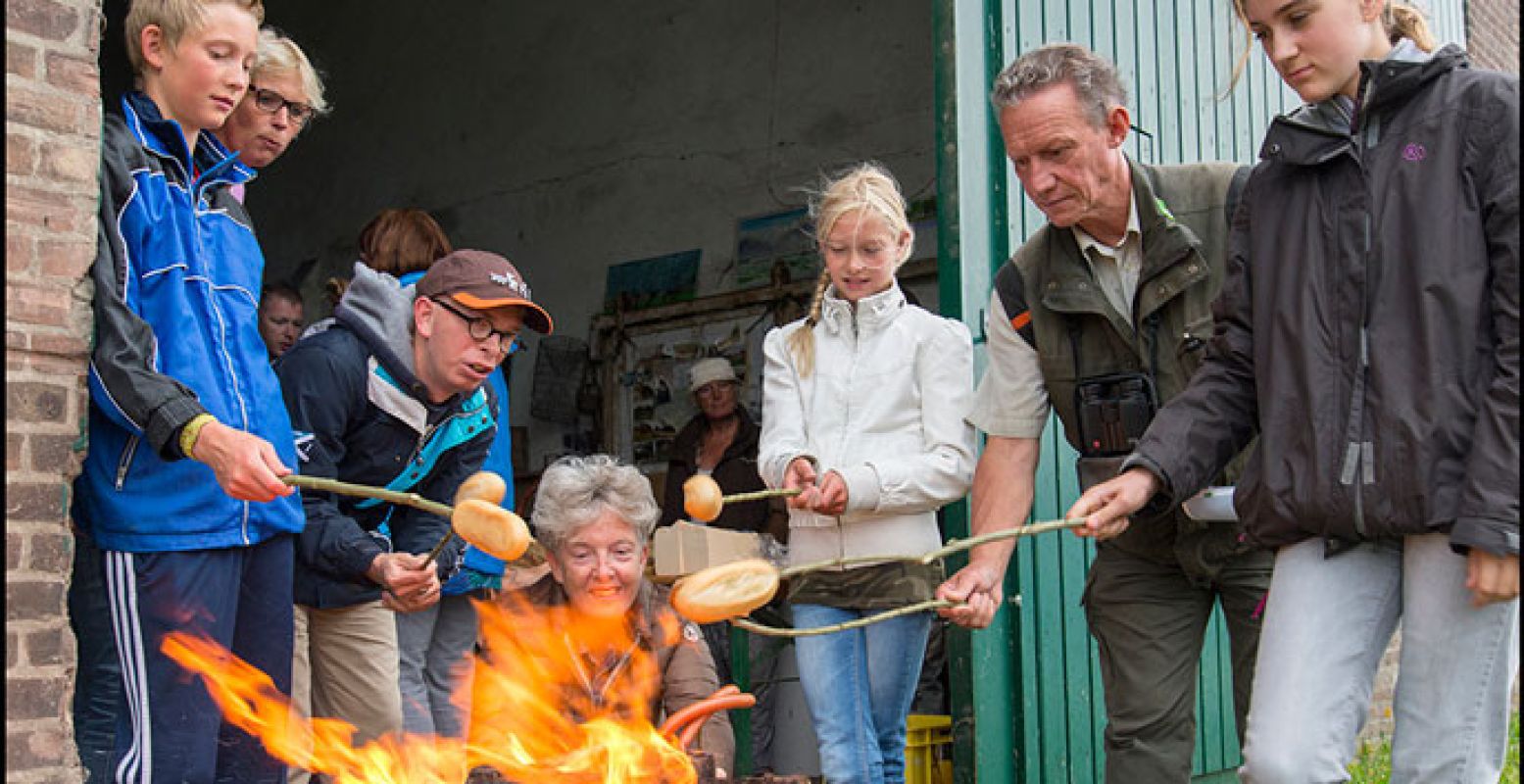 Broodjes bakken in de Biesbosch. Foto: Biesbosch MuseumEiland.