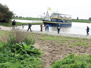 Avondvaart Blauwe Bever vanaf Renkum-Blauwe Kamer Passagiers gaan aan wal Blauwe Kamer foto: Cees van Doodeweerd - st. Rivieroevervaarten
