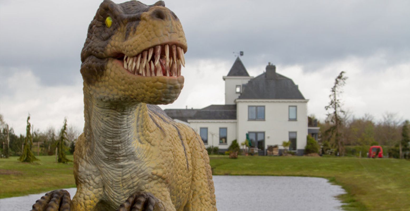 Brullende dino's nemen het landgoed in het Groningse Wedde over. Foto: Landgoed Tenaxx