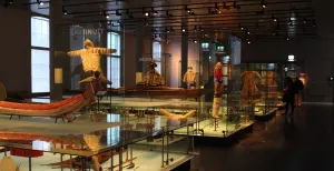 Reis langs alle continenten in Museum Volkenkunde Leiden Op de Noordpool vinden we de meest inventieve kleding die beschermt tegen kou en regen. Foto: Redactie DagjeWeg.NL