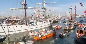 Verwondering, historie en verbinding tijdens SAIL Amsterdam 2025 Bewonder de bijzondere Tall Ships vanaf de kade of comfortabel vanuit je eigen bootje. Foto: SAIL Amsterdam © Lisa Kunst