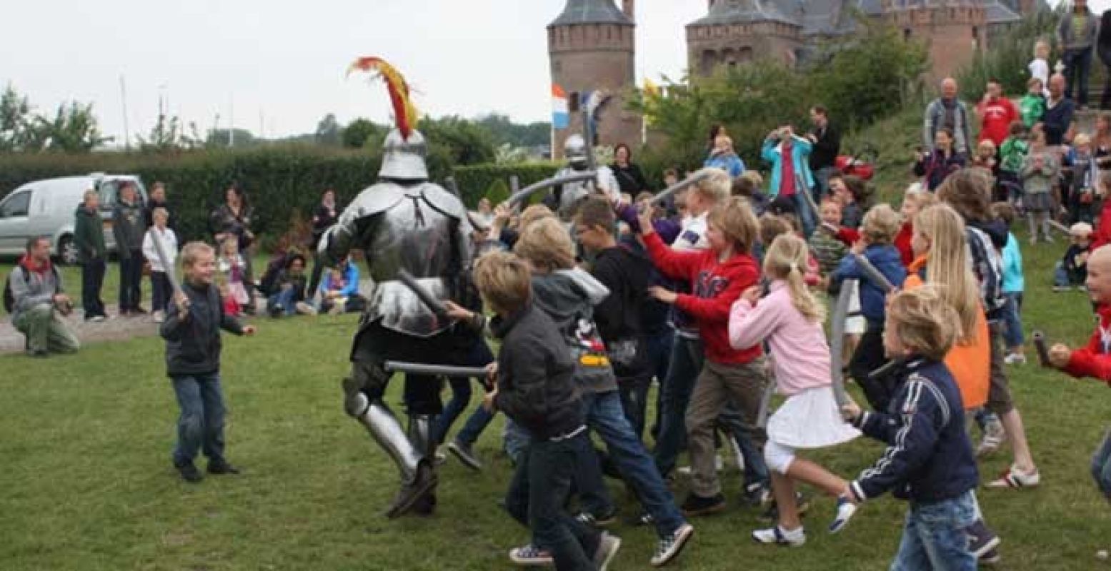 Tijdens het ridderfestijn mogen kinderen ook met elkaar een veldslag voeren! Foto: Het Muiderslot