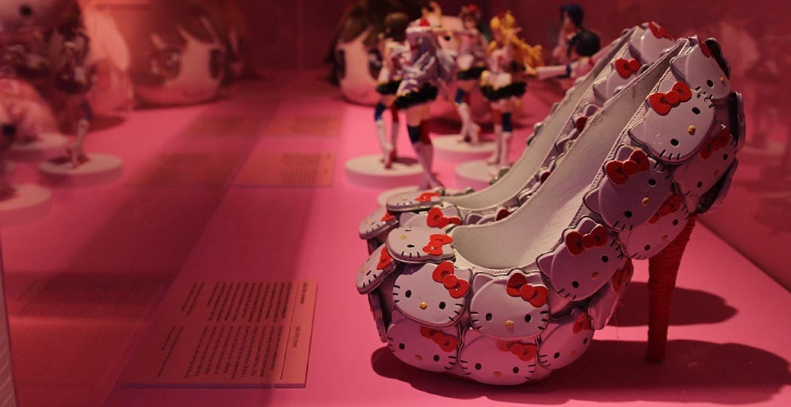 Hier komen kawaii mode, liefde voor popcultuur en Japanse iconen samen: Hello Kitty pumps, gedragen door Lady Gaga. Foto: DagjeWeg.NL.
