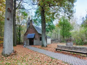 Kijk goed om je heen en spot mooie kapelletjes. Foto: Puzzeluitje.nl