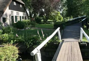 Varen met een fluisterbootje in Giethoorn