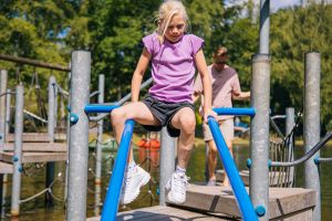 Klimmen en klauteren op het Waterparcours. Foto: Speelboerderij Binky