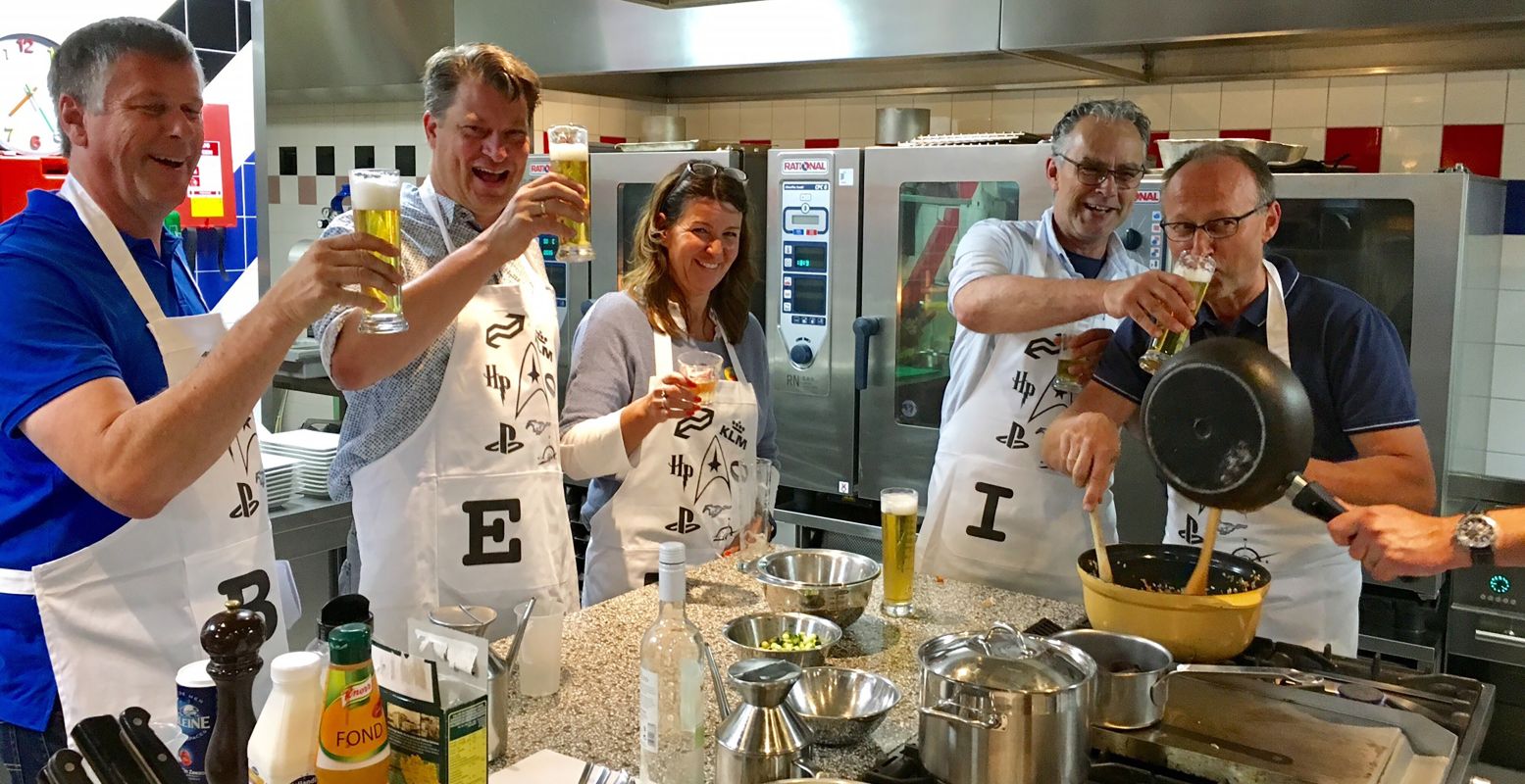 Samen koken is leerzaam, leuk, lekker en vooral heel gezellig. Foto: Kookstudio Delicio