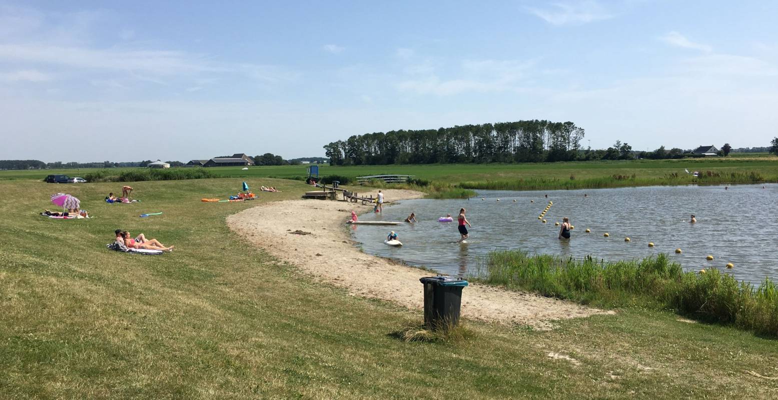 Genieten van het mooie weer aan zwemvijver de Swanneblom. Foto: Gauke Kuiken
