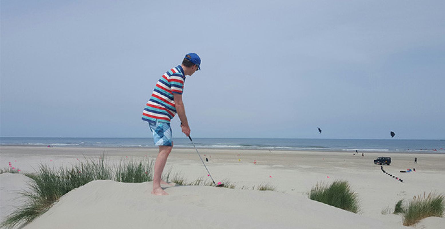 Golfen op het strand. Foto: MooiWeer