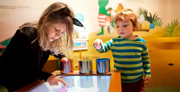 Meivakantie: 15 leuke kindermusea voor een dagje uit Klussen met Rat in het Kinderboekenmuseum. In 'Ik ben Kikker' leren kinderen hier door spelletjes en leuke opdrachten van alles over emoties. Foto: Kinderboekenmuseum © Eveline van Egdom.