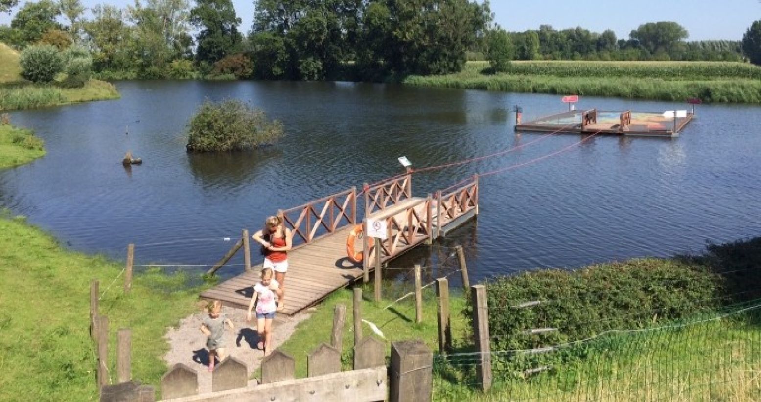 Vaar met de trekpont door de fortgracht naar een drijvende kaart van Nederland, 1:25.000!