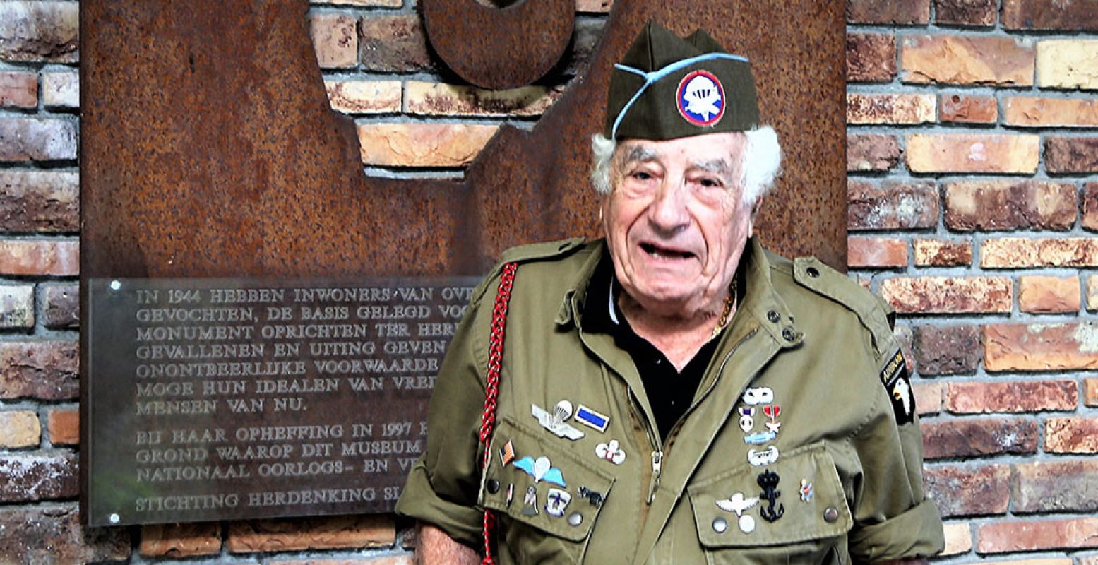 De inspiratie voor Museum in het donker is het verhaal van Amerikaanse paratrooper Vincent J. Speranza. Hier gefotografeerd tijdens een bezoek aan Oorlogsmuseum Overloon. Foto: Oorlogsmuseum Overloon