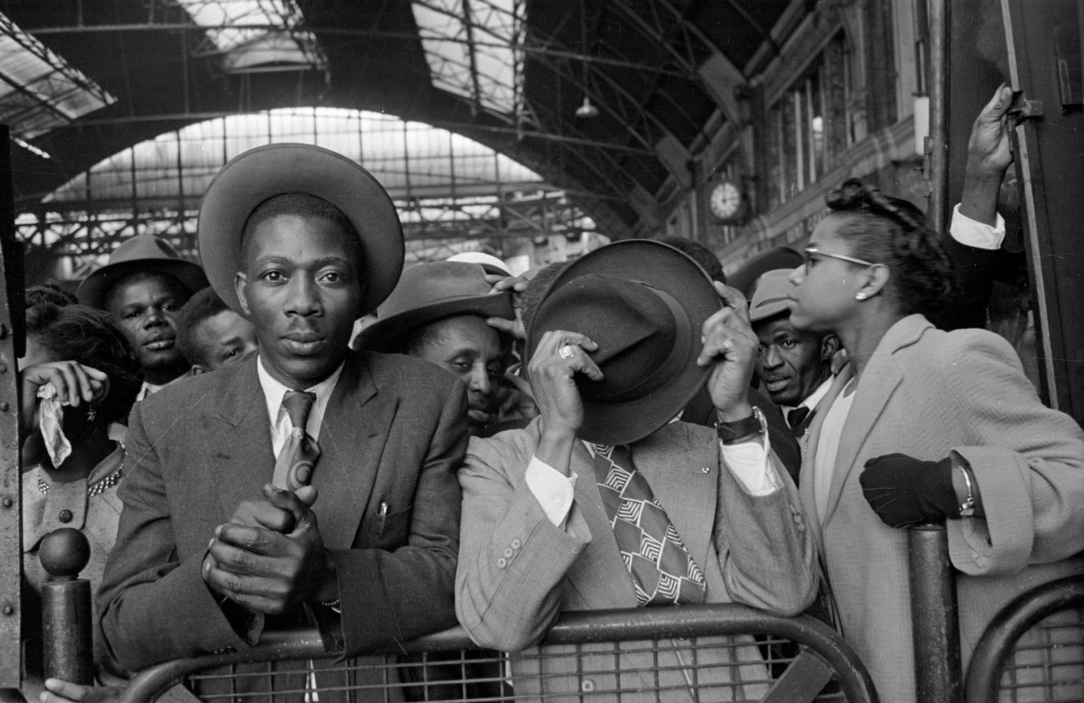 Caribische immigranten arriveren op Victoria Station in Londen, na hun reis vanaf de Southampton Docks, 1956. Foto: Collectie Fenix © Haywood Magee / Getty Images Caribische immigranten arriveren op Victoria Station in Londen, na hun reis vanaf de Southampton Docks, 1956. Foto: Collectie Fenix © Haywood Magee / Getty Images