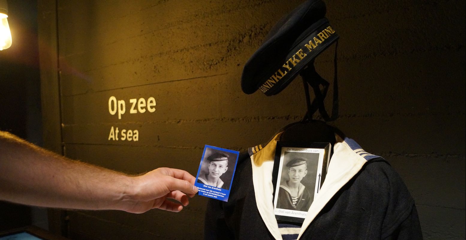 Iedere bezoeker krijgt een foto van een Engelandvaarder, van wie je het levensverhaal terug kunt vinden in de tentoonstelling. Foto: DagjeWeg.NL