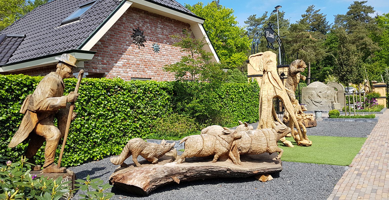 Kijk ook even bij de fraaie houten beelden in de beeldentuin. Foto: DagjeWeg.NL