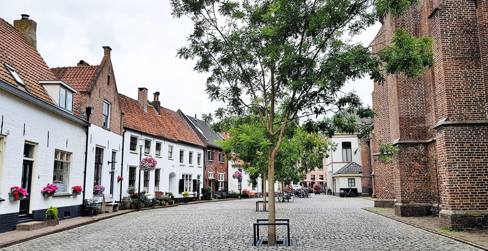 Het idyllische Kerkplein. Foto: DagjeWeg.NL @ Tonny van Oosten