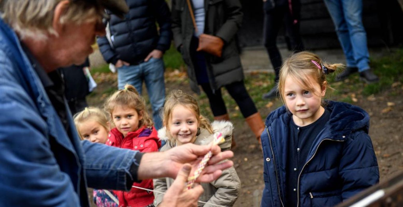 De touwslager vertelt je alles over zijn werk. Volg de ambachtenroute in het Nederlands Openluchtmuseum.  Foto: Nederlands Openluchtmuseum © Mike Bink