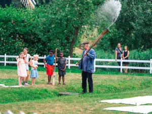 Help mee met ouderwetse klusjes op het Kindererf. Foto: Nederlands Openluchtmuseum © Remy Sapuletej