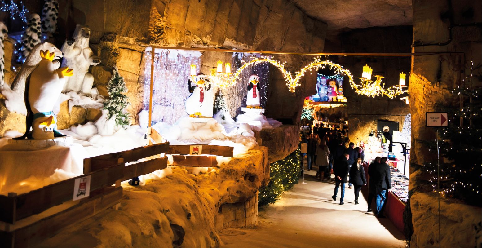 Duik onder in de gezellige Gemeentegrot, vol lichtjes en andere kerstdecoratie. Foto: Kerststad Valkenburg