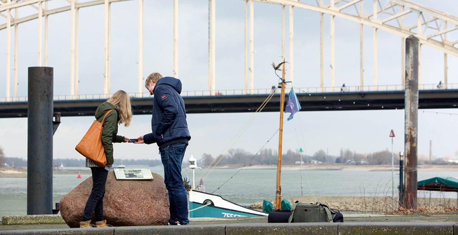 Een audiospot bij de Waalbrug in Nijmegen, die een belangrijke rol speelde tijdens operatie Market Garden en de bevrijding van de stad in september 1944. Een speciale route brengt je langs alle plekken waar de strijd en vernielingen het heftigst waren. Foto: LRE Foundation