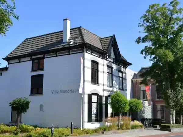 Bezoek het huis van de grote kunstenaar in Winterswijk. Foto: Museum Villa Mondriaan © Bezoek het huis van de grote kunstenaar in Winterswijk. Foto: Museum Villa Mondriaan ©