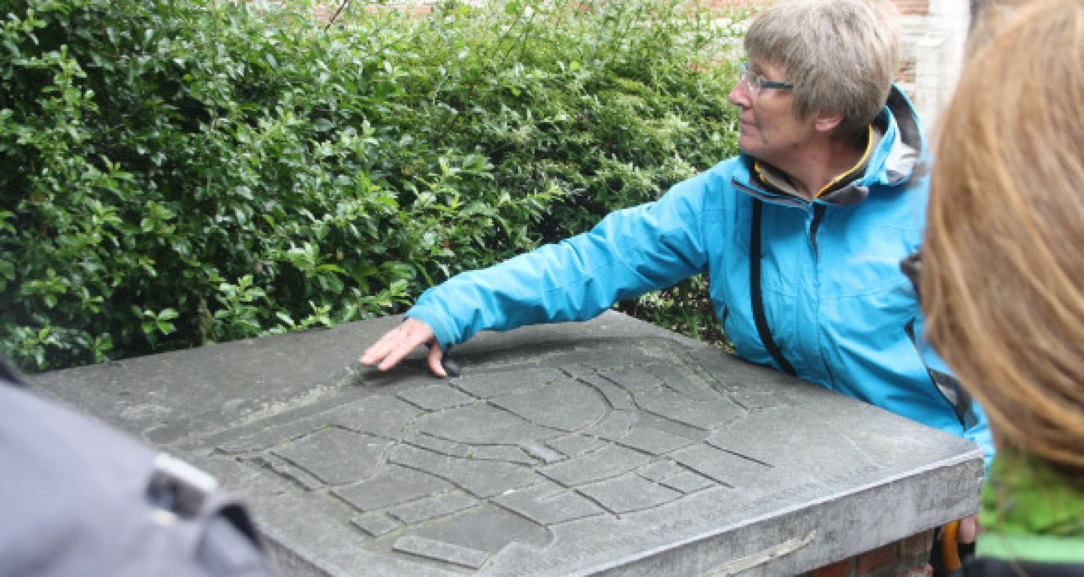 ...en vertelt de interessantste weetjes bij de historische monumenten. Foto: Jonathan Vink.