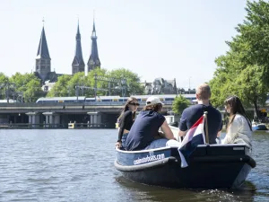 Samen het water op. Foto: Canal Motorboats