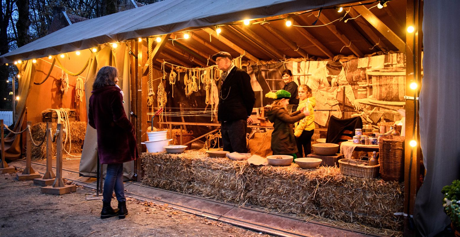 Scoor leuke spulletjes voor thuis en oud-Hollandse lekkernijen op de Wintermarkt. Foto: Nederlands Openluchtmuseum © Mike Bink