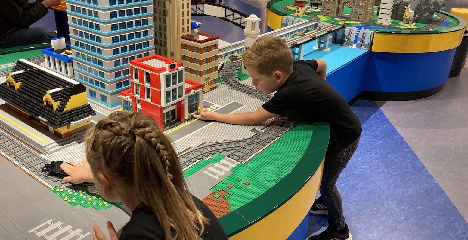 Overal zijn plekken om met LEGO® en DUPLO® te spelen. Foto: DagjeWeg.NL