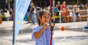 Kids Zomervermaak in Assen is één groot feest! Je kunt zelfs boogschieten tijdens Kids Zomervermaak. Foto: Newz Marketing en Media