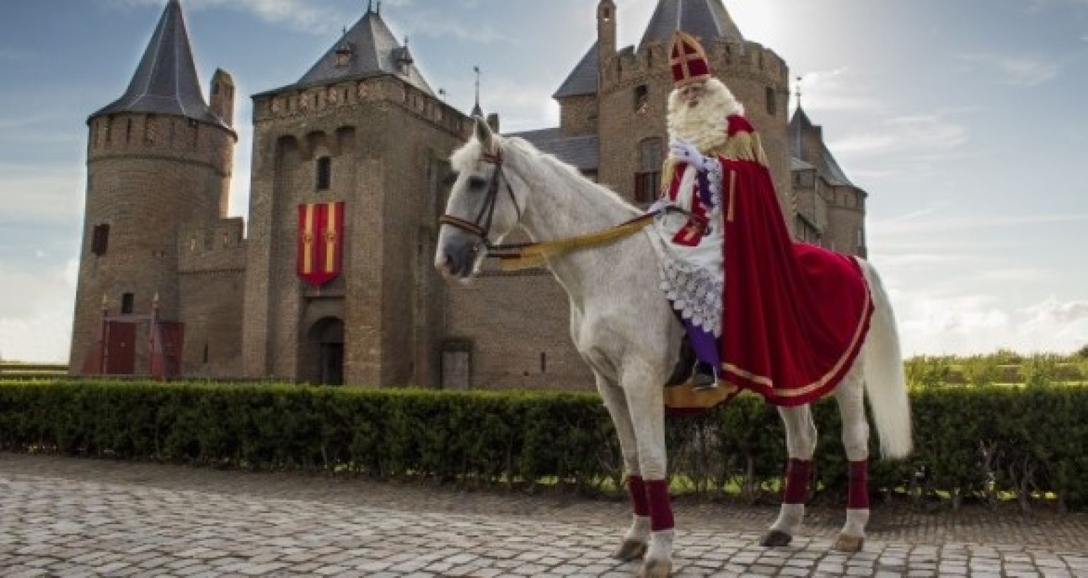 Kruip voor de buis met Sint en Piet in  De Club van Sinterklaas &amp; de Verdwenen Schoentjes . Foto's: Dutch Filmworks