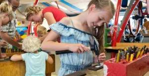 Alle kinderen blij met een dagje uit naar De Spelerij! Kom spelen, ontdekken en zelf dingen maken bij De Spelerij! Foto: De Spelerij - Uitvinderij.